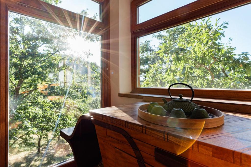 Baño con lavabo frente a una ventana en Farkaskútvölgy, en Felsőtold