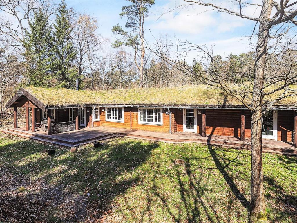 uma cabana de madeira com telhado de relva em 8 person holiday home in Frederiksværk-By Traum em Frederiksværk
