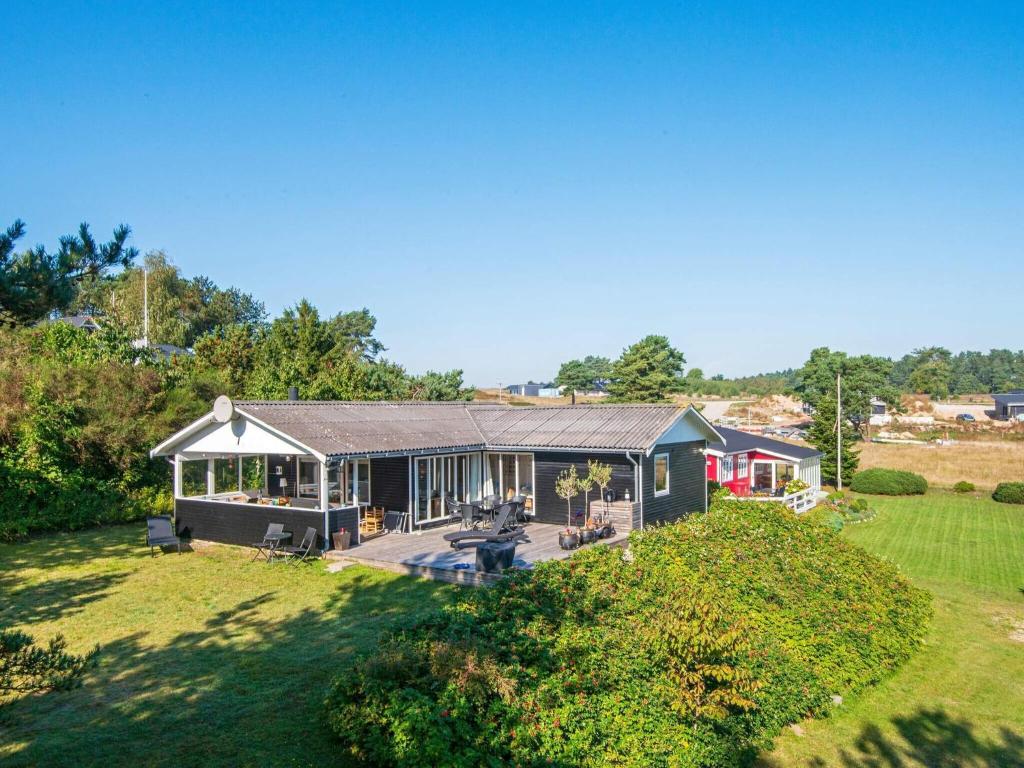 Κήπος έξω από το 6 person holiday home in Ebeltoft