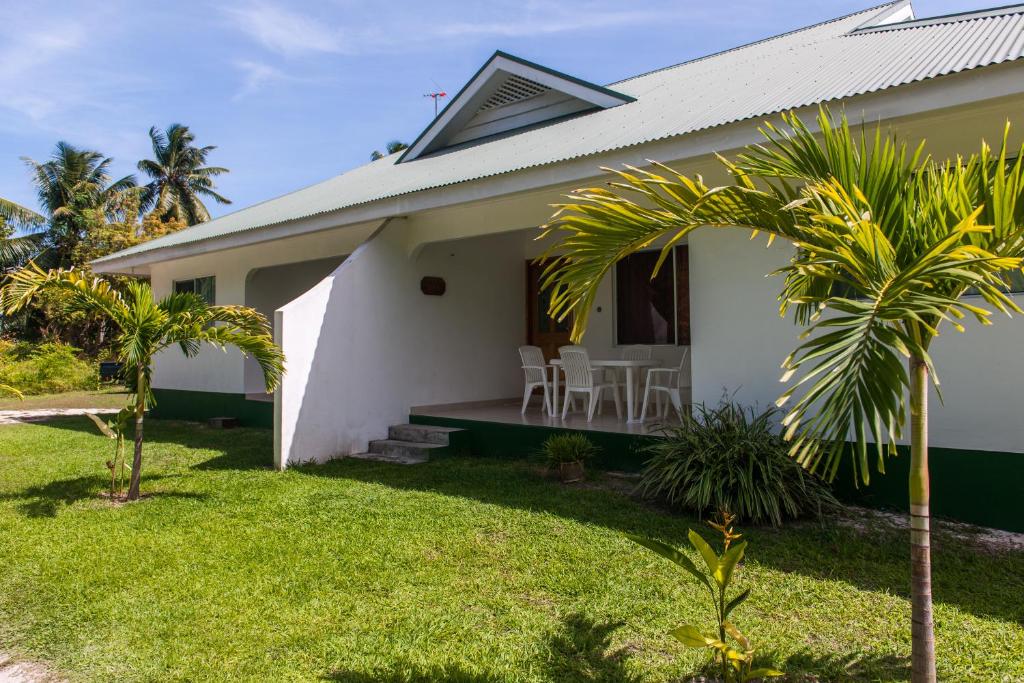 Casa blanca con jardín y palmeras en Villas Idea en Anse Kerlan