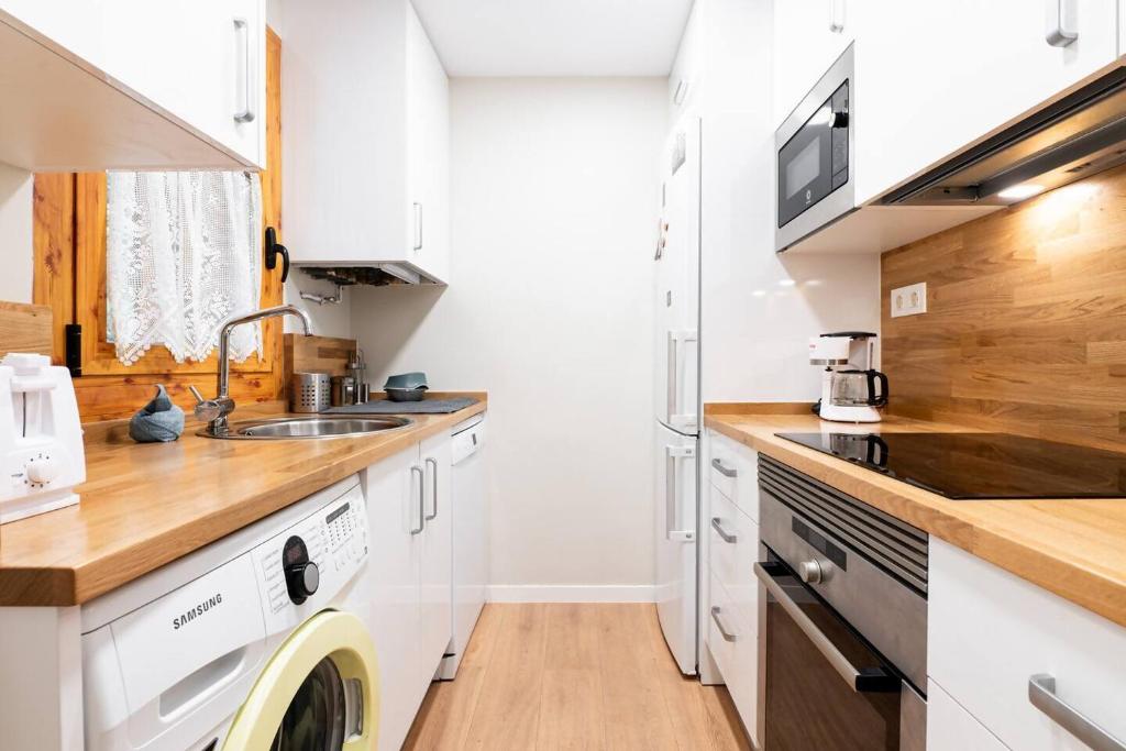 Η κουζίνα ή μικρή κουζίνα στο Esencia Pirineos l BQQ l Pisicina l Tenis