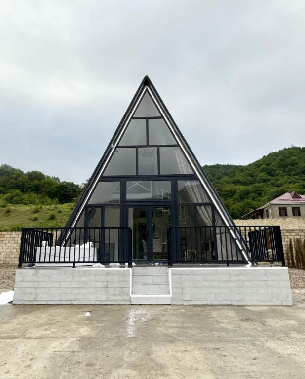 una casa con un techo triangular en la parte superior en Quba A frame, en Mekhrably