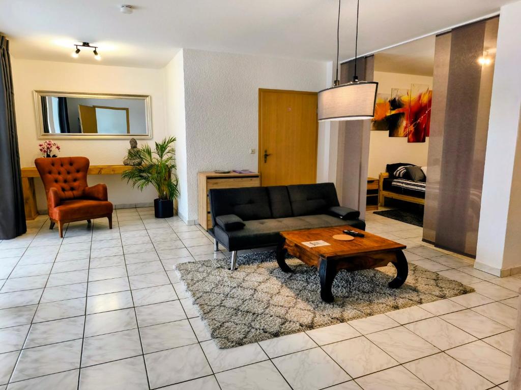 a living room with a couch and a coffee table at Helle und geräumige Ferien- und Monteurwohnung nur für Sie allein AUjvari Vermietungen in Spiegelberg