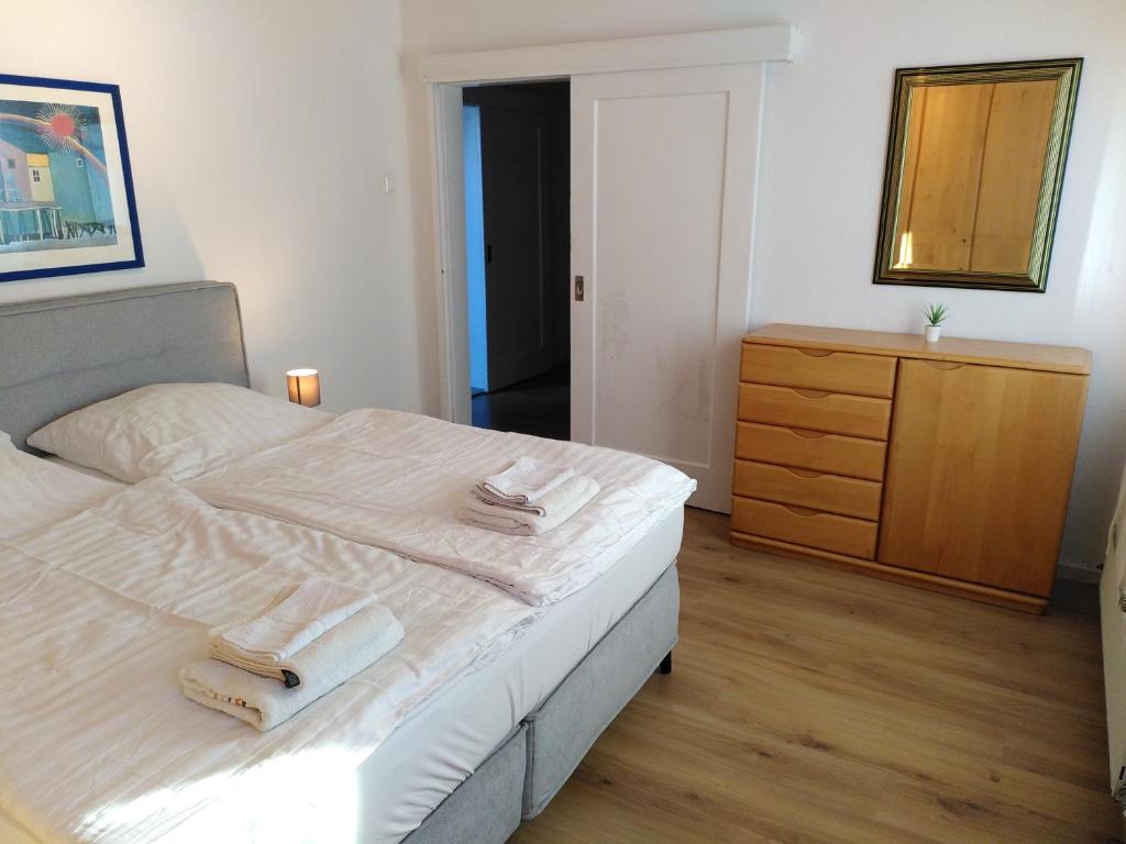 a bedroom with a bed with two towels on it at Ruhige Wohnung zentrumsnah in Pirmasens