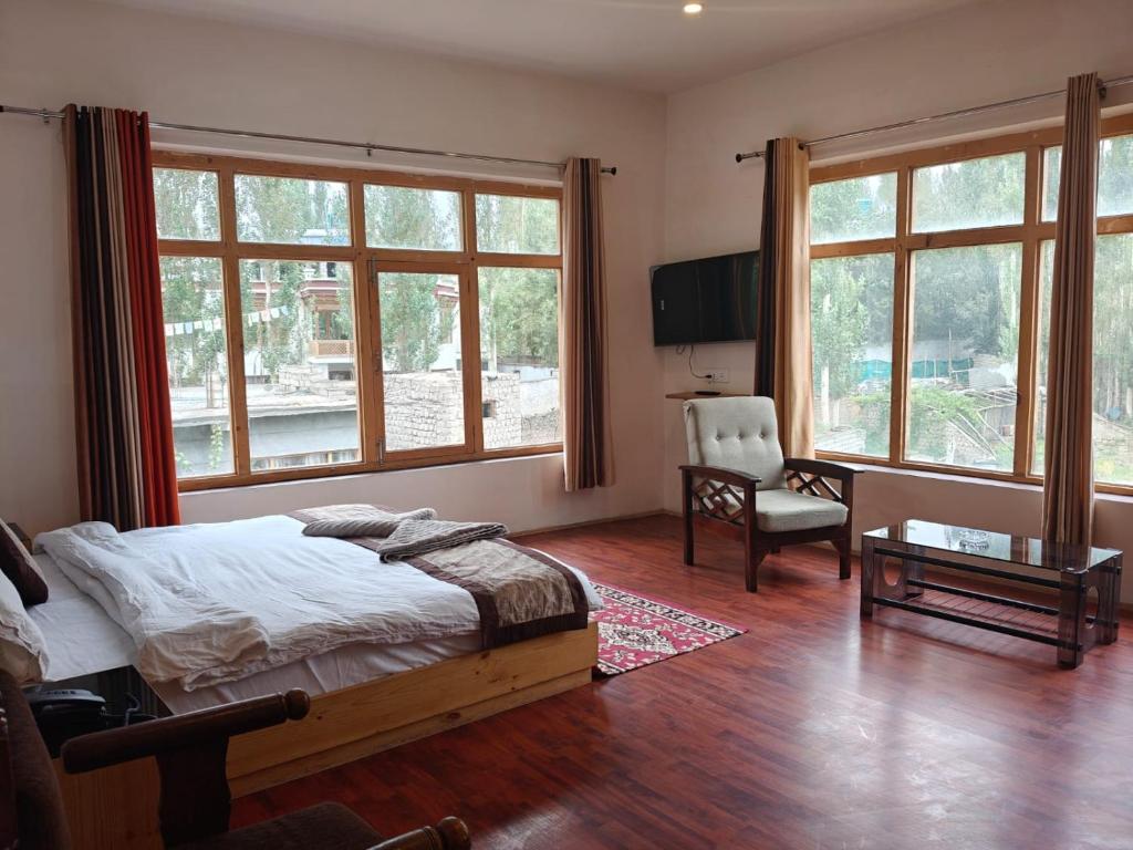 TV a/nebo společenská místnost v ubytování Hotel Sambhava Inn, Leh