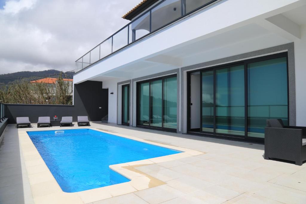 a swimming pool in the middle of a house at A&M House in Arco da Calheta