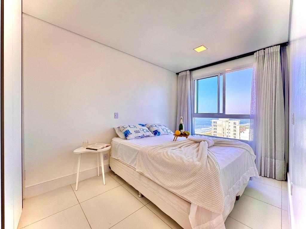 Ένα ή περισσότερα κρεβάτια σε δωμάτιο στο Apartamento em condomínio HOME CLUB, ar-condicionado, cozinha completa, PISCINA e JACUZZI aquecida, SAUNA, ACADEMIA, quadra de esportes playground infantil, salão de jogos a 40m da PRAIA e 15min do Beto Carreiro