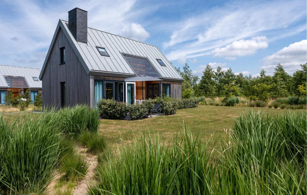 カンペルラントにある3 Bedroom Amazing Home In Kamperlandの草原黒家