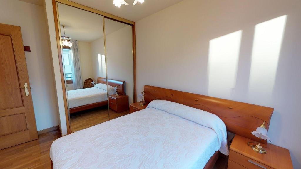 Ένα ή περισσότερα κρεβάτια σε δωμάτιο στο Sleeping Inn at Gijon - License VUT 786