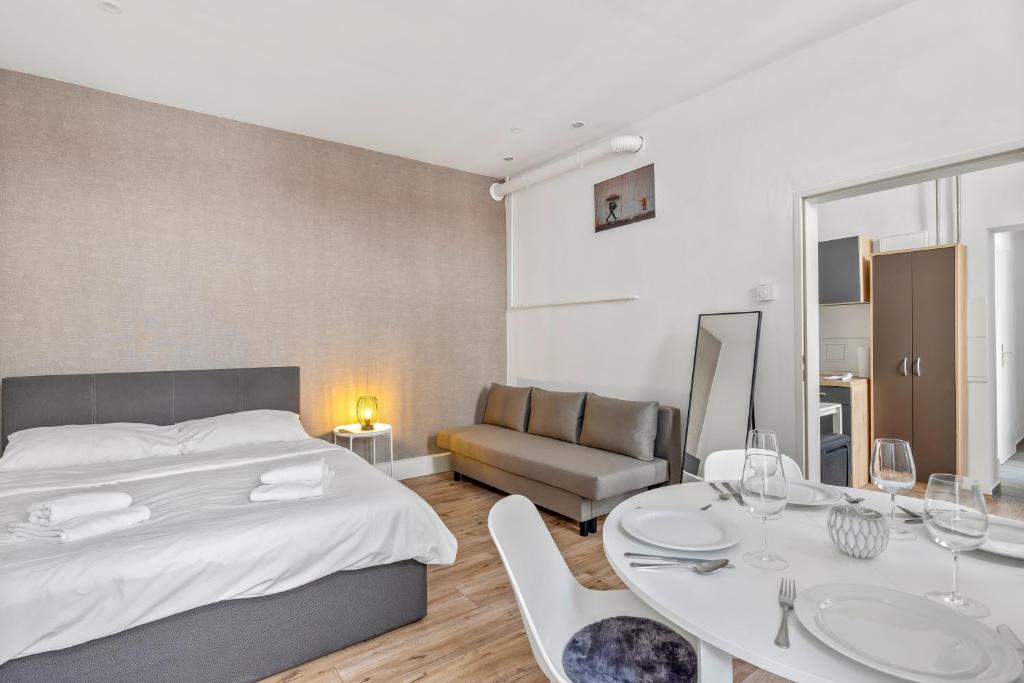 Postel nebo postele na pokoji v ubytování cozy city retreat