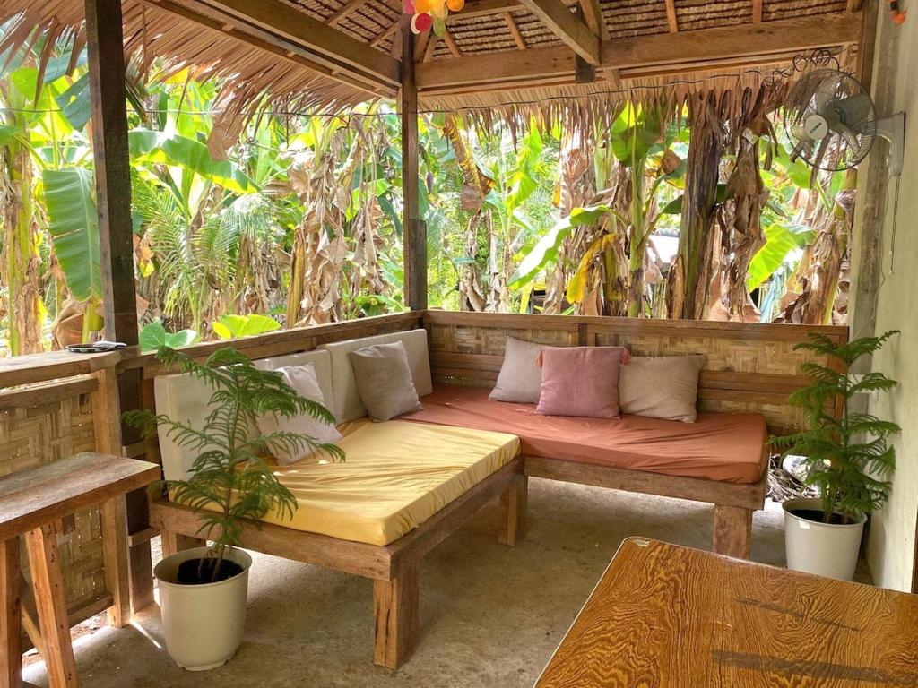 Ein Garten an der Unterkunft Goofy Surf House