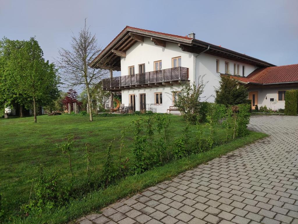 a white house with a fence in front of it at Ferienwohnung am Metzgerhof in Bogen