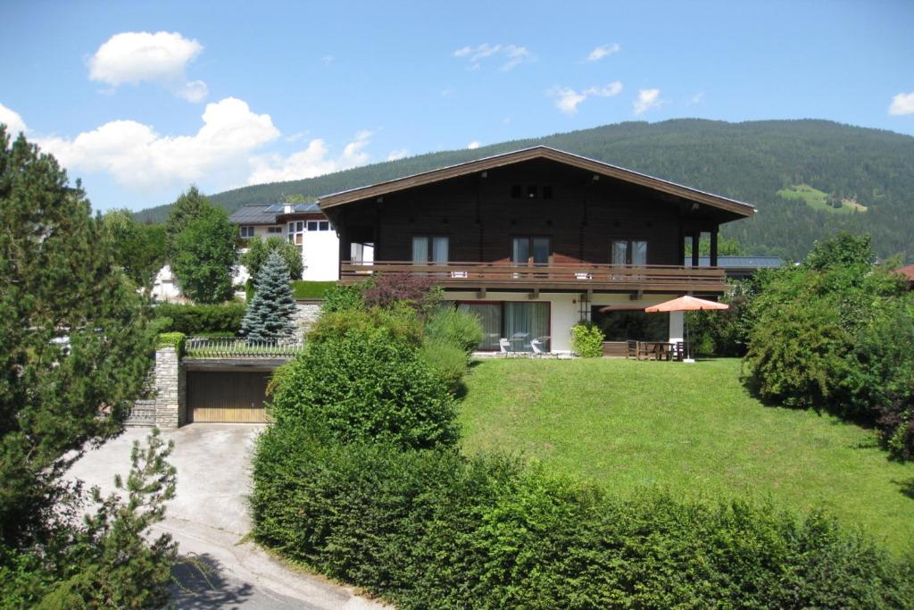 a large house with a yard with a house at Ferienhaus Kuchelberg in Altenmarkt im Pongau