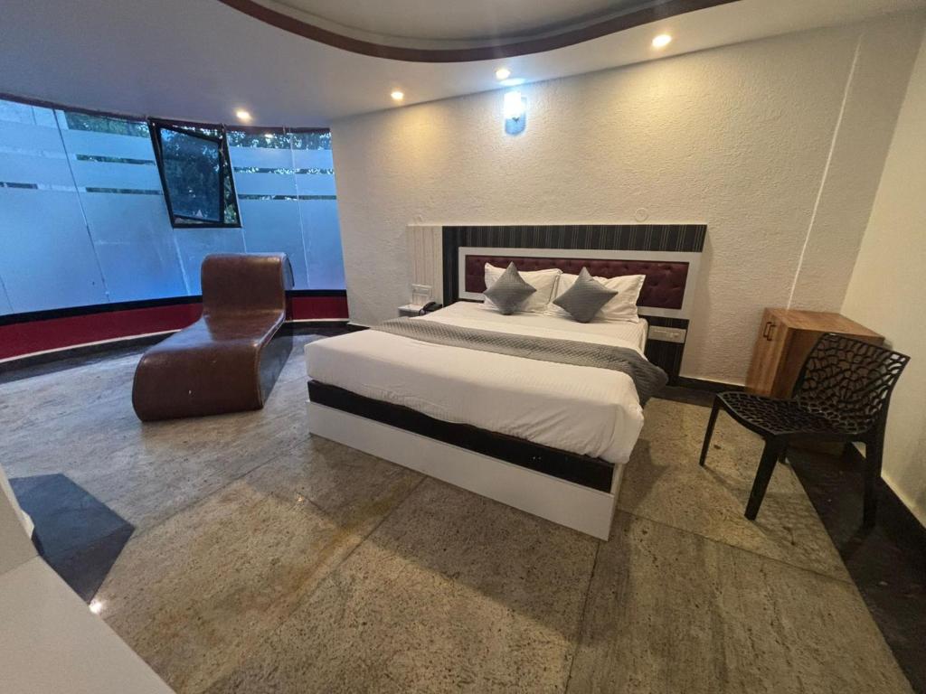 Postel nebo postele na pokoji v ubytování Mysore Heritage INN