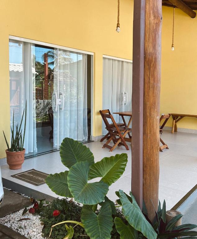 a house with a porch with plants and a patio at Casa Ipoméia Azul in Itacaré