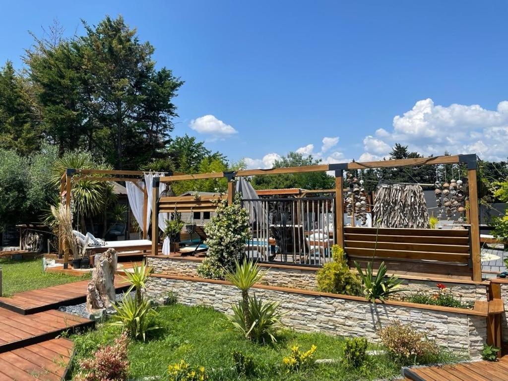 loft, clim, jardin, piscine, calme, parc expo, في موجيو: حديقة فيها بروغولا خشبي ومقعد
