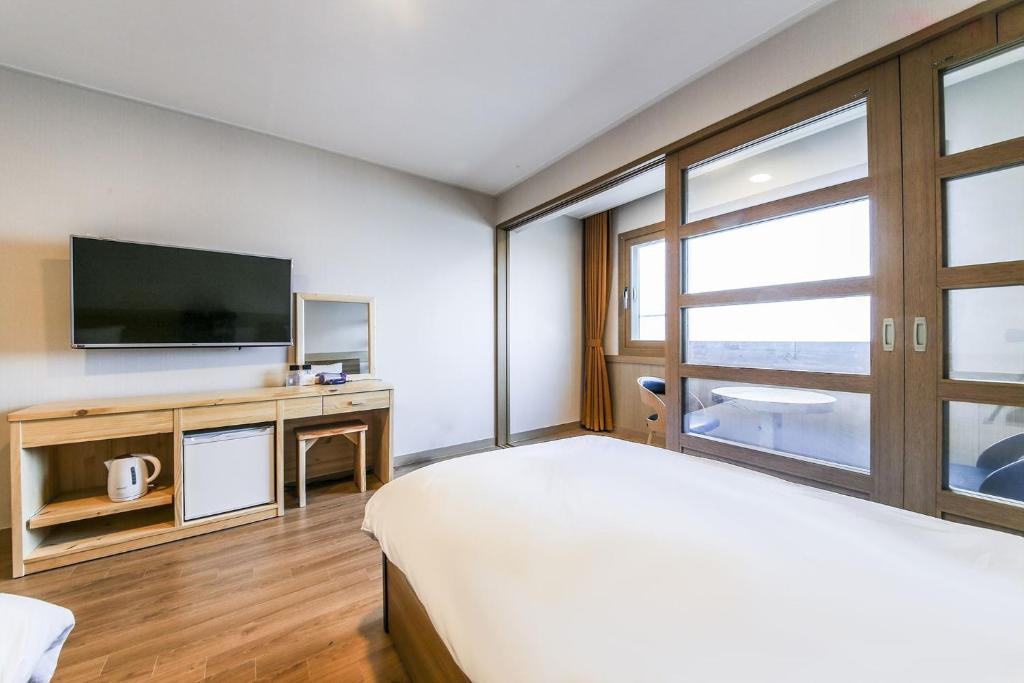 Postel nebo postele na pokoji v ubytování Fantastic Ocean View Sydney Hotel