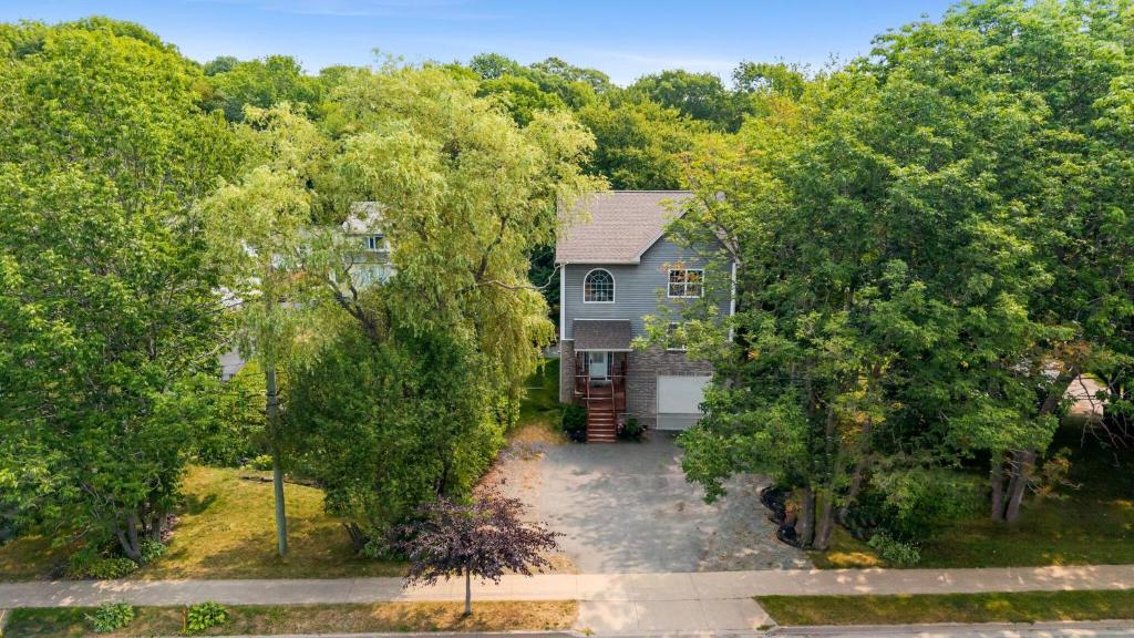 Photo de la galerie de l'établissement Bright & Cozy Cottage in the Heart of Dartmouth, à Halifax