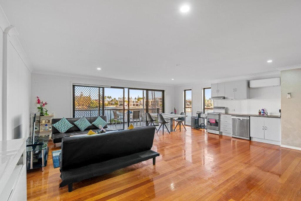 Refined Surfers Paradise Home廚房或簡易廚房