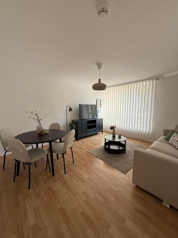 カッセルにあるSchöne Wohnung gegenüber Bahnhofのテーブルとソファのあるリビングルーム