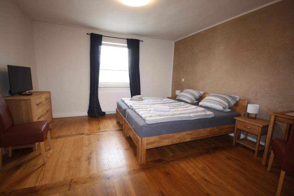 a bedroom with a large bed and a window at Pension Luci in Boffzen