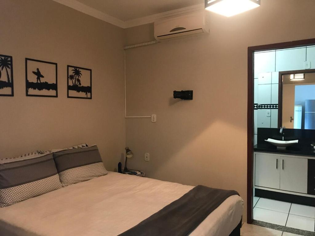 a bedroom with a bed and a sink at Loft para locação em Calheiros Governador Celso Ramos in Governador Celso Ramos