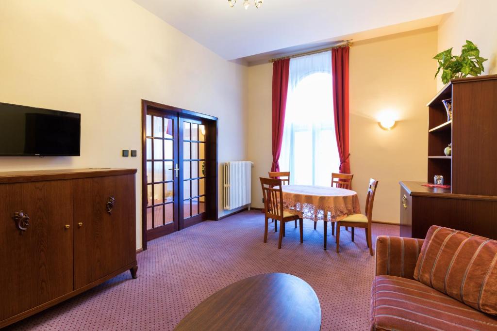 TV a/nebo společenská místnost v ubytování Hotel Continental