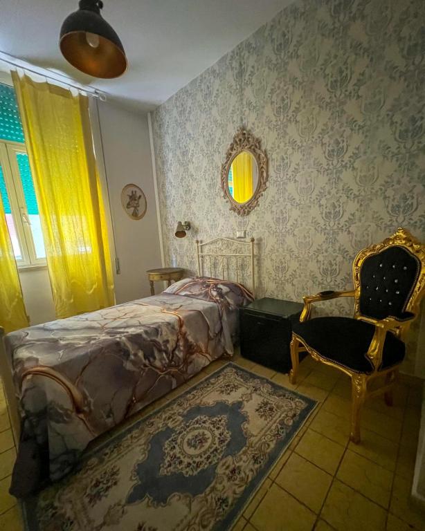 Un dormitorio con una cama, una silla y un espejo. en Hotel Continental Cassino, en Cassino