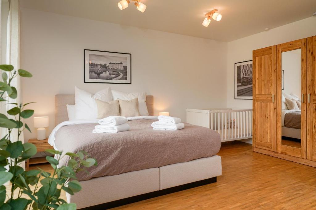 a bedroom with a large bed with towels on it at Wohnkultur - Ferienhaus für 10 auf 140qm mit Garten in Wiesloch