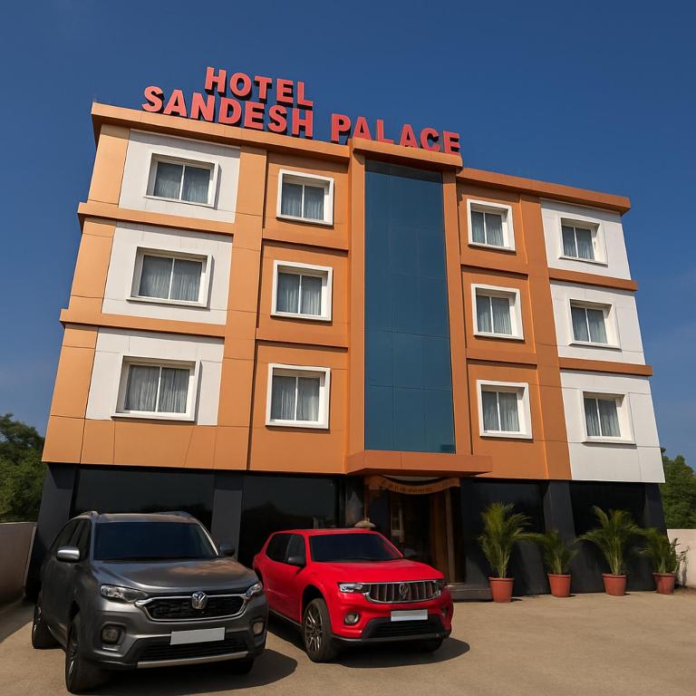 Dos coches aparcados delante de un hotel Sandwich Palace. en Hotel Sandesh Palace Lonavala, en Lonavala