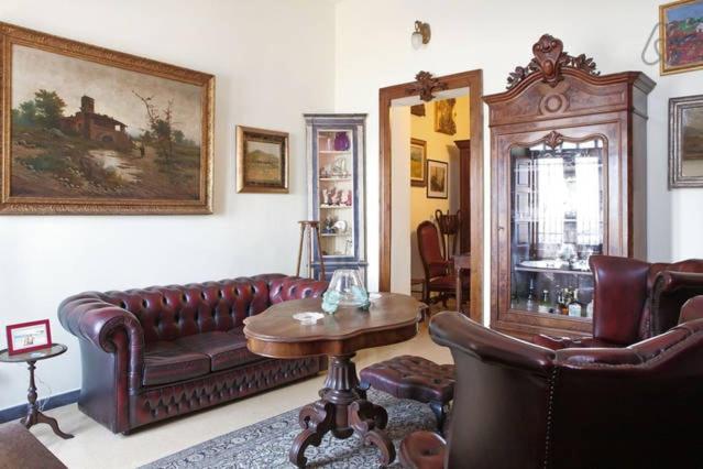 アーチ・カステッロにあるLa Pietra di Trizca - House by the Seaの革張りのソファとテーブルのあるリビングルーム