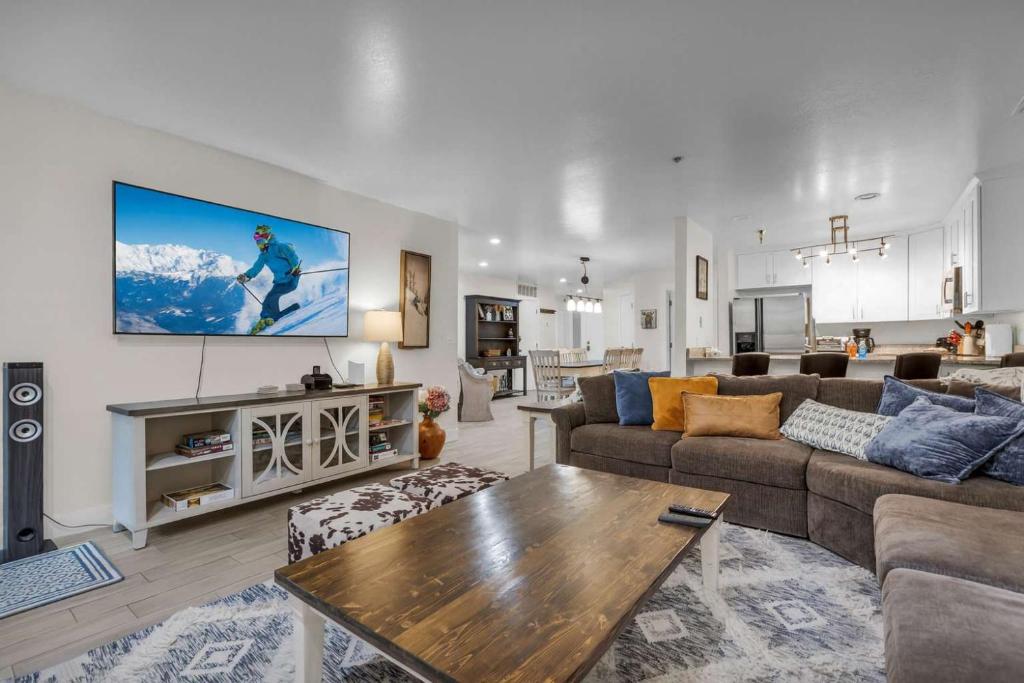 Μια τηλεόραση ή/και κέντρο ψυχαγωγίας στο 2BDR Condo Stunning Location in Town