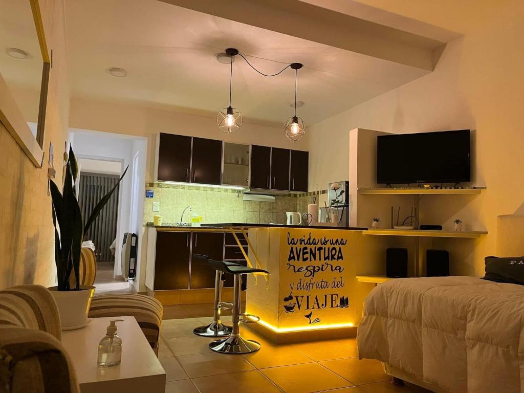 une pièce avec une cuisine et un salon dans l'établissement Los Soles de Madryn, à Puerto Madryn