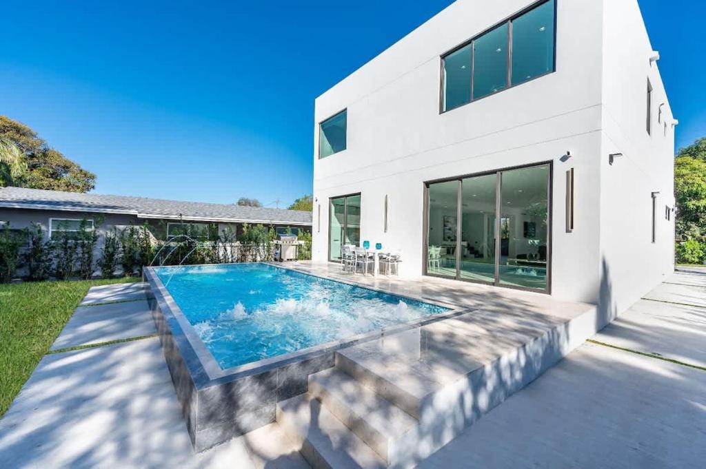 una piscina en el patio trasero de una casa en Luxe Pool House in North Miami Perfect for Groups, en North Miami Beach