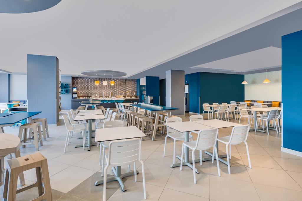 an empty dining room with tables and chairs at One Ciudad Juarez Alameda Iglesias in Ciudad Juárez
