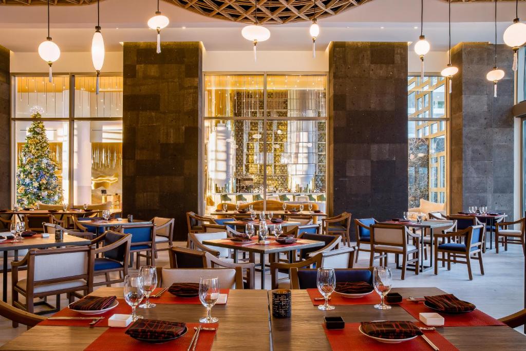 Un restaurante o sitio para comer en Hotel Mousai Cancun Ocean Front Adults Only - All Inclusive