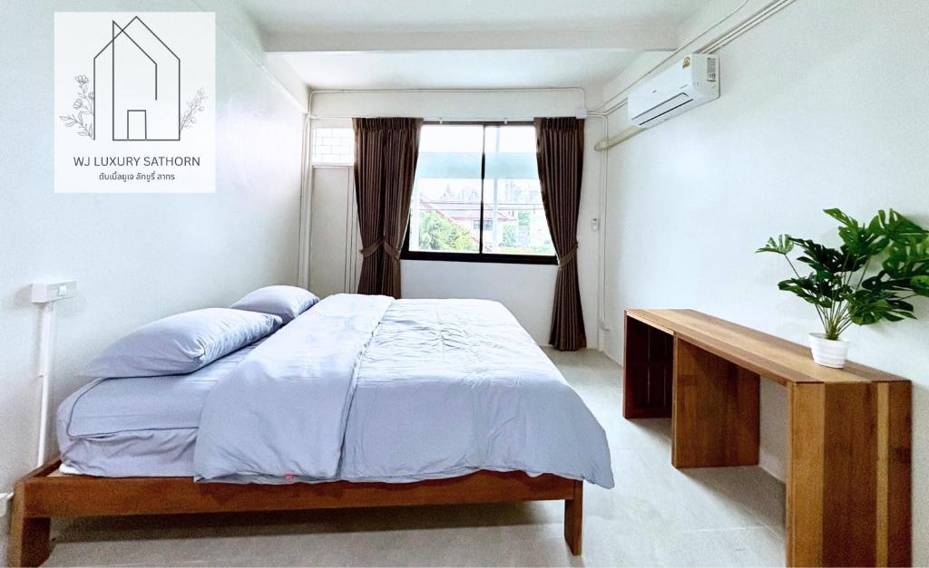 WJ Luxury Sathorn - Deluxe King Room