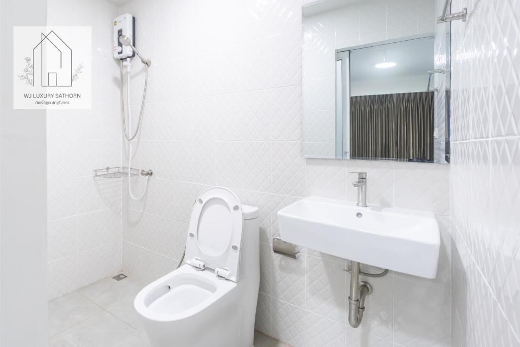 WJ Luxury Sathorn - Comfort Triple Room With Shower