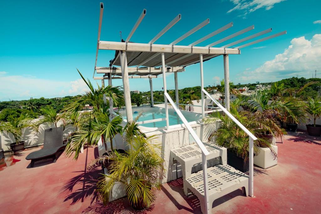 un balcone con piscina in cima a una casa di Puerto Morelos Hotel Las Palmas - Near the beach a Puerto Morelos