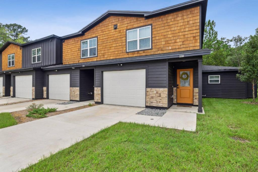 una casa con tetto marrone e garage bianco di Isabella Ct Townhome a Orange Park
