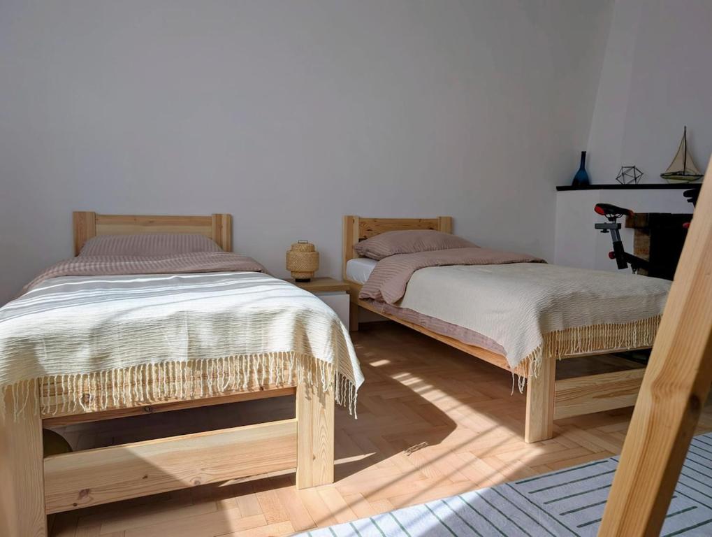 Postel nebo postele na pokoji v ubytování 70m mieszkanie w domu jednorodzinnym do 8 osób, darmowy parking, atrakcje dla dzieci, balkon, duży ogród