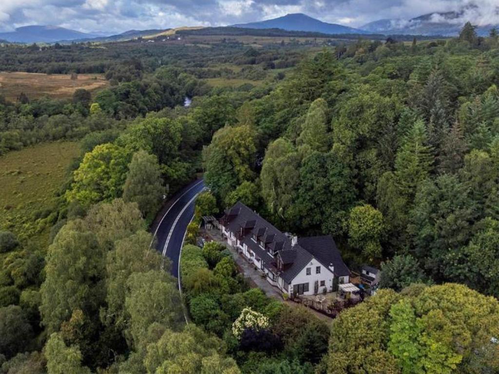 eine Luftaufnahme eines Hauses mitten in einem Wald in der Unterkunft Corrieview Lodges in Spean Bridge