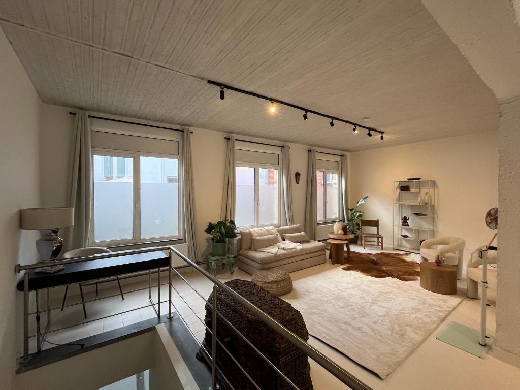- un salon avec un canapé et un piano dans l'établissement CasaMia Lofts, à Anvers