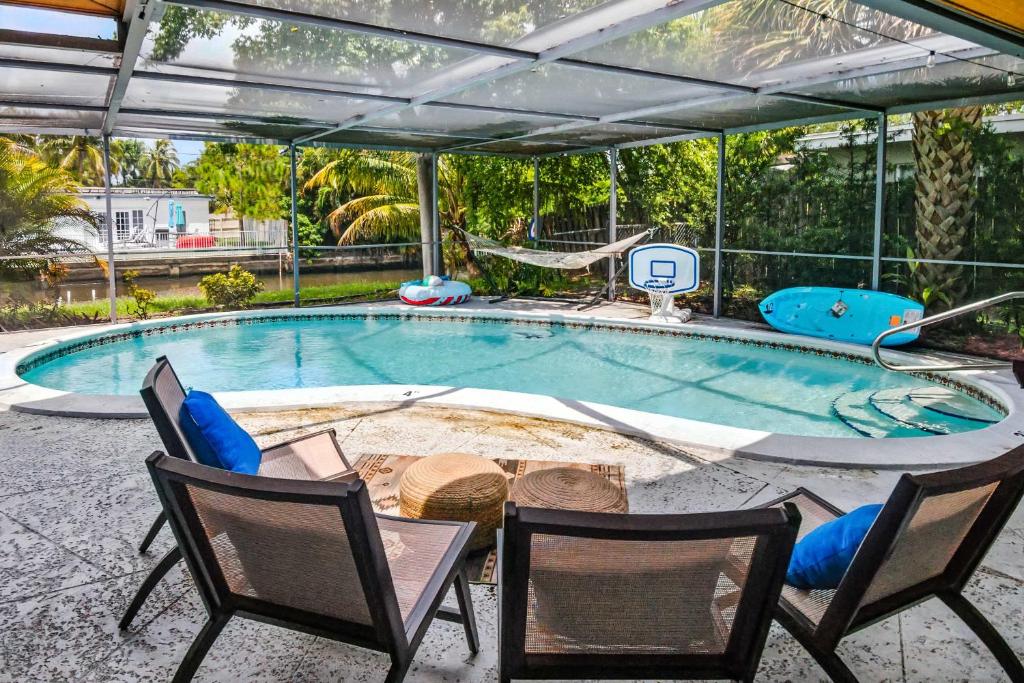 Swimmingpoolen hos eller tæt på Canal views featuring indoor pool