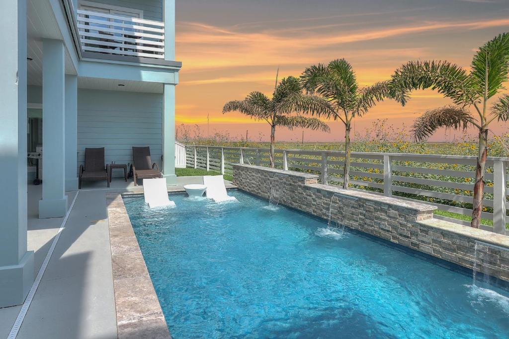 una piscina al costado de una casa en BeachHouse Bliss, en Padre Island