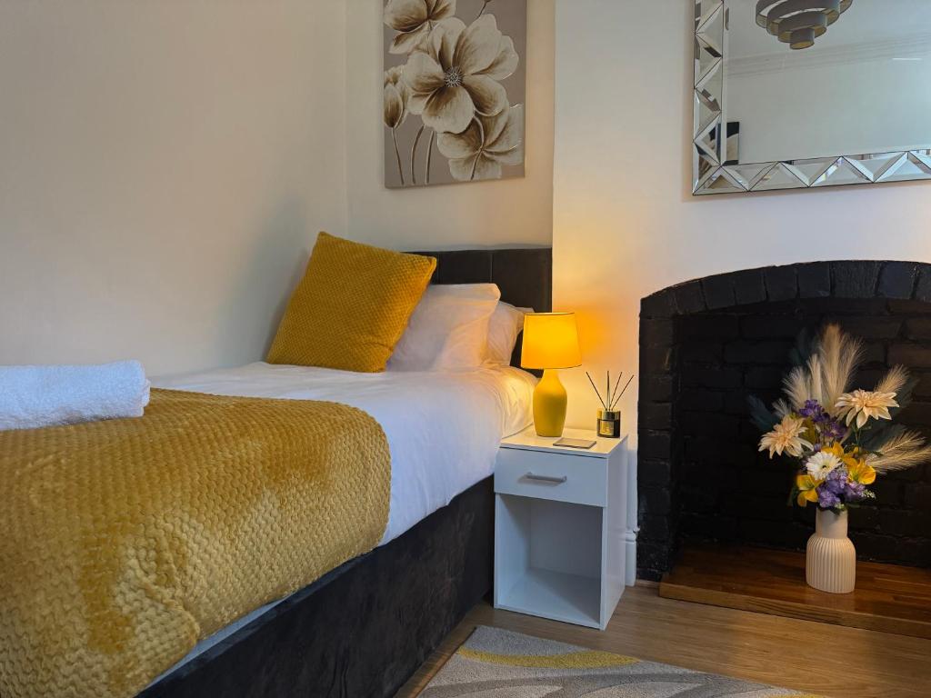 Ένα ή περισσότερα κρεβάτια σε δωμάτιο στο Modern 3-Bed Family Home Sleeps 6 Fast- Wi-Fi Free-Parking- Private Patio