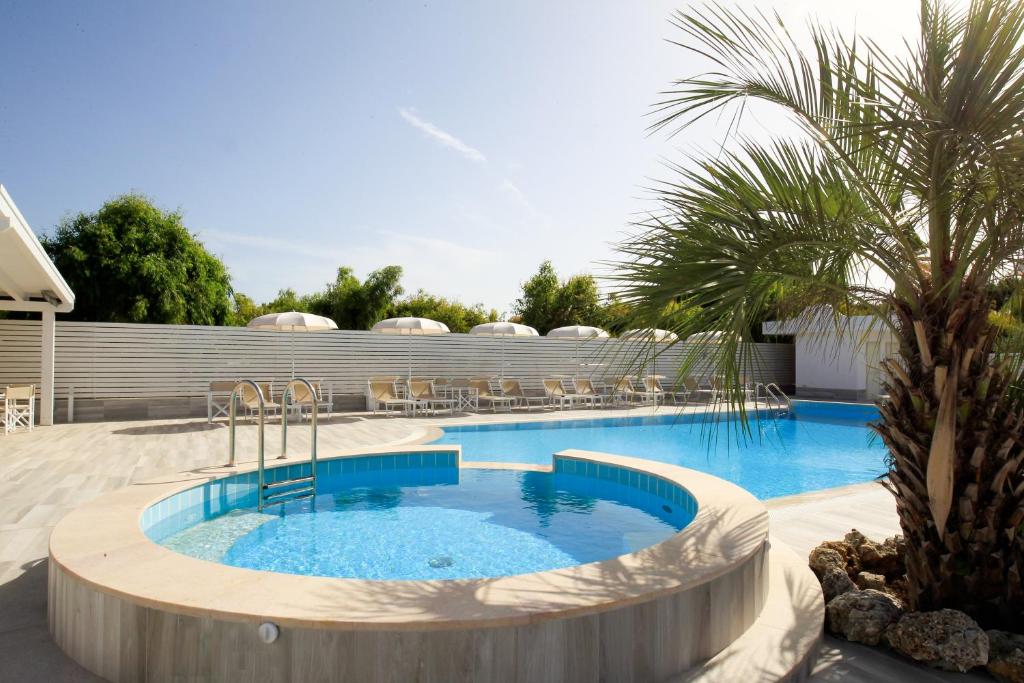Bazén v ubytování Garden Hotel Ripa nebo v jeho okolí