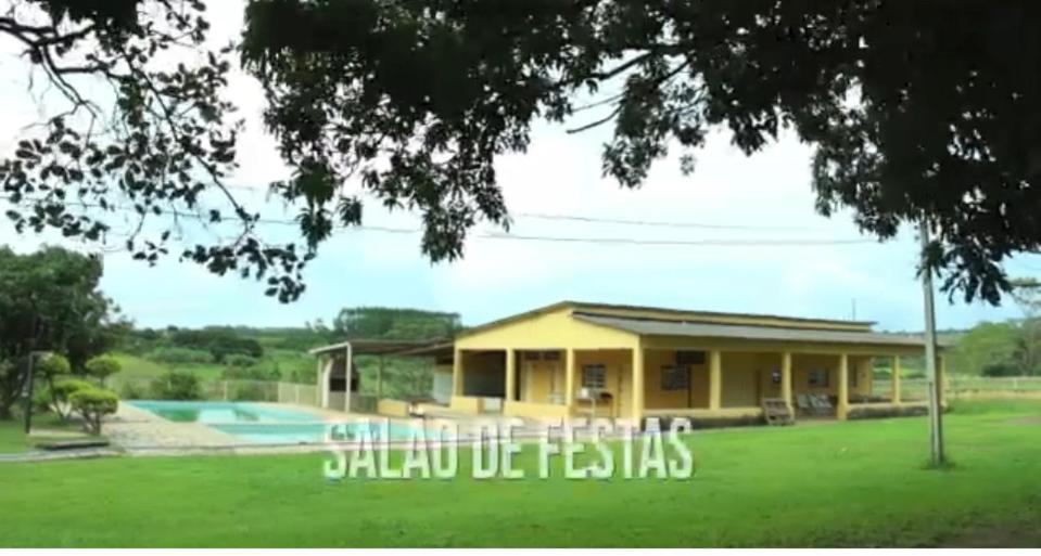 een huis met een zwembad en een tuin bij Rancho Nippon in Brasilia
