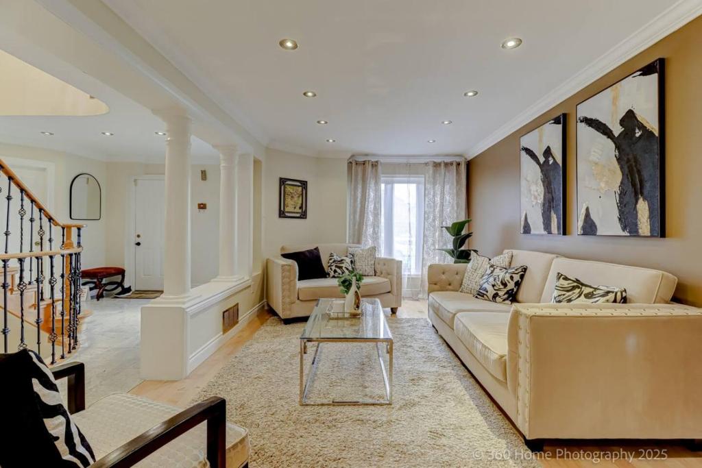 Χώρος καθιστικού στο Prestige Manor, 6BR with Sunroom and 3400 Sqft by Instant Suites
