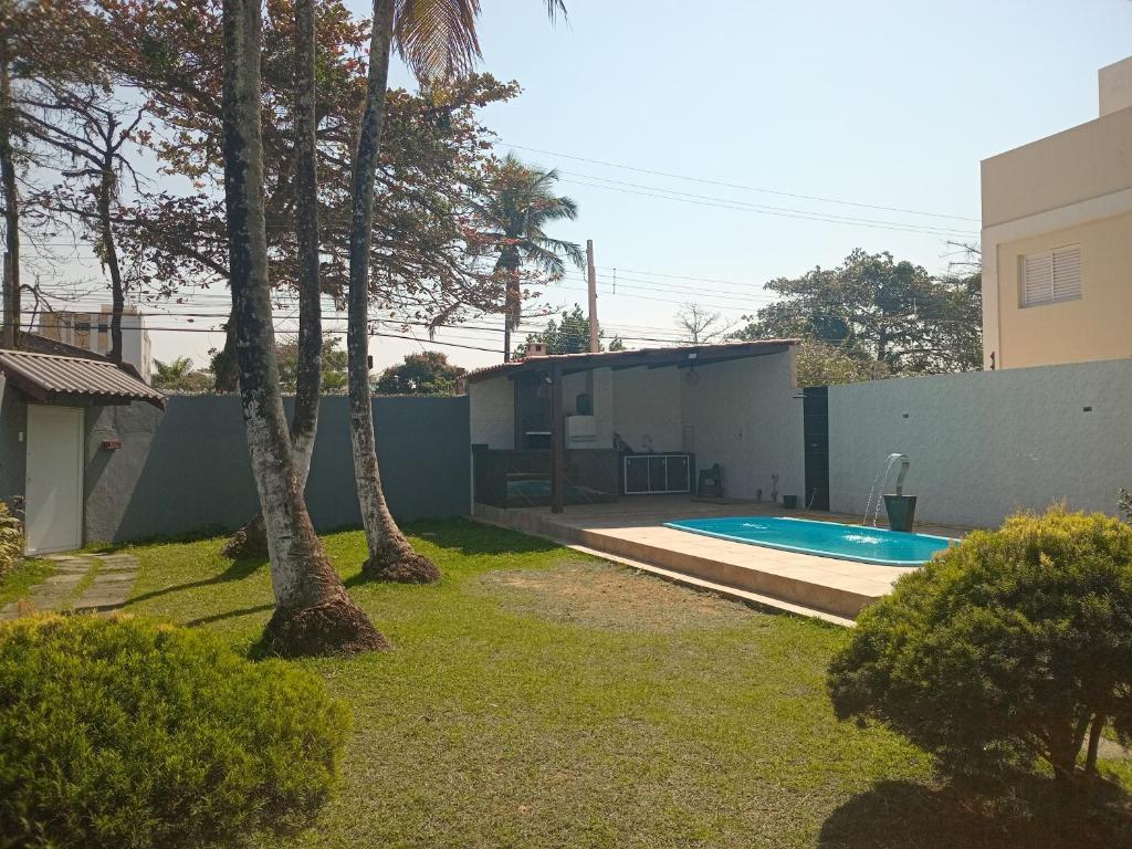 a house with a swimming pool in a yard at CASA ENSEADA - Ótima localização in Guarujá